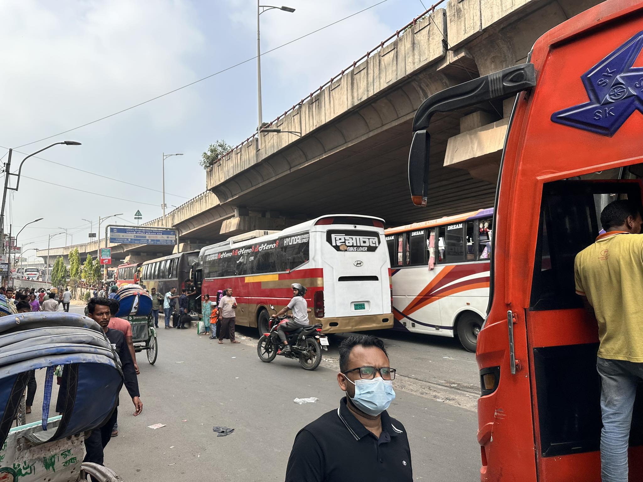 শেষ সময়ে বাড়তি ভাড়ায় লোকাল বাসেই ভরসা ঘরমুখো যাত্রীদের